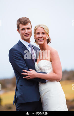 Centre de l'Oregon mariage portrait des mariés à l'extérieur l'hiver. Banque D'Images
