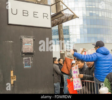 New York, USA. 1er février 2016. Plusieurs centaines de pilotes et leurs partisans Uber grève en face de l'Uber, bureaux de Queens à New York le lundi, Février 1, 2016. Les pilotes sont bouleversées par la récente Uber coupe de 15  % dans les frais qui signifie moins d'argent pour les pilotes. Coupe Uber prétend que le volume va augmenter et les pilotes auront moins de temps. Crédit : Richard Levine/Alamy Live News Banque D'Images