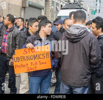 New York, USA. 1er février 2016. Plusieurs centaines de pilotes et leurs partisans Uber grève en face de l'Uber, bureaux de Queens à New York le lundi, Février 1, 2016. Les pilotes sont bouleversées par la récente Uber coupe de 15  % dans les frais qui signifie moins d'argent pour les pilotes. Coupe Uber prétend que le volume va augmenter et les pilotes auront moins de temps. Crédit : Richard Levine/Alamy Live News Banque D'Images