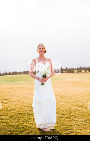 Mariée pendant la session portrait mariée à un mariage dans le centre de l'Oregon. Banque D'Images