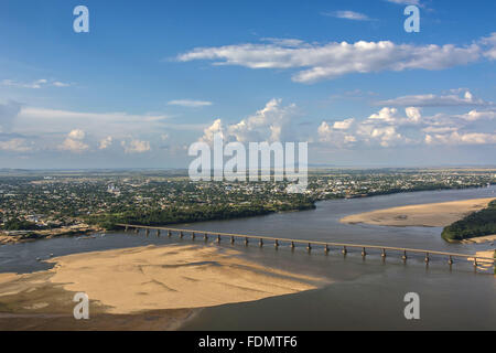 Vue aérienne de l'Macuxis BR-401 Pont sur White River - période de sécheresse dans la région Banque D'Images