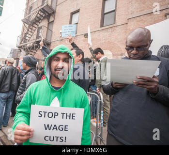 New York, USA. 1er février 2016. Plusieurs centaines de pilotes et leurs partisans Uber grève en face de l'Uber, bureaux de Queens à New York le lundi, Février 1, 2016. Les pilotes sont bouleversées par la récente Uber coupe de 15  % dans les frais qui signifie moins d'argent pour les pilotes. Coupe Uber prétend que le volume va augmenter et les pilotes auront moins de temps. Crédit : Richard Levine/Alamy Live News Banque D'Images
