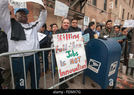 New York, USA. 1er février 2016. Plusieurs centaines de pilotes et leurs partisans Uber grève en face de l'Uber, bureaux de Queens à New York le lundi, Février 1, 2016. Les pilotes sont bouleversées par la récente Uber coupe de 15  % dans les frais qui signifie moins d'argent pour les pilotes. Coupe Uber prétend que le volume va augmenter et les pilotes auront moins de temps. Crédit : Richard Levine/Alamy Live News Banque D'Images