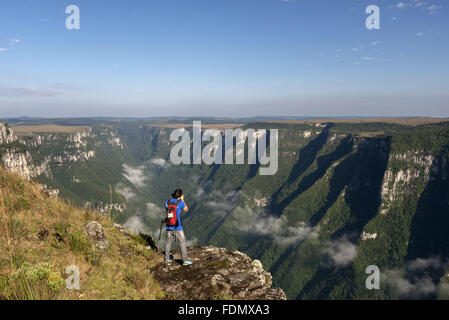 Photographier dans le paysage touristique Canyon Fortaleza - Parc National de la Serra Geral Banque D'Images