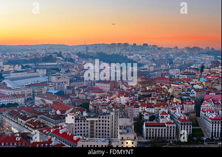 Vol d'un avion sur le beau coucher du soleil à Lisbonne. Portugal Banque D'Images