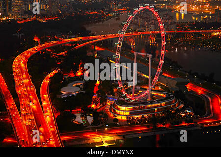 Vue aérienne sur la Singapore Flyer de Marina Bay Sands Resort at night Banque D'Images