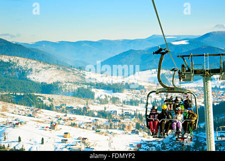Skieurs sur un téléski de Mavrovo. Bukovel est la plus populaire station de ski en Ukraine. Banque D'Images