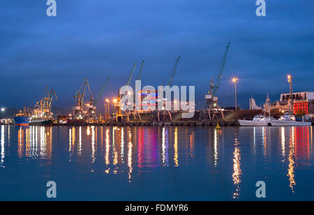 Port maritime industriel avec reflet dans l'eau. Batumi, Géorgie Banque D'Images