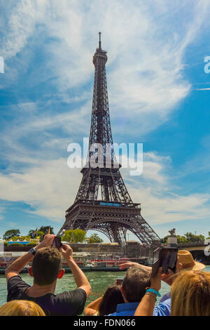 La photographie de tourisme Tour Eiffel de bateau croisière sur Seine à Paris. Banque D'Images