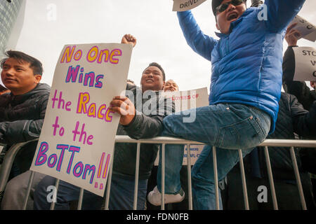 New York, USA. 1er février 2016. Plusieurs centaines de pilotes et leurs partisans Uber grève en face de l'Uber, bureaux de Queens à New York le lundi, Février 1, 2016. Les pilotes sont bouleversées par la récente Uber coupe de 15  % dans les frais qui signifie moins d'argent pour les pilotes. Coupe Uber prétend que le volume va augmenter et les pilotes auront moins de temps. Crédit : Richard Levine/Alamy Live News Banque D'Images