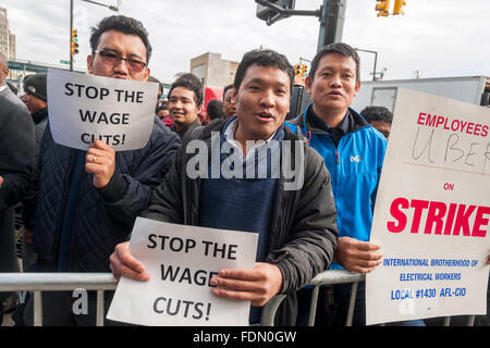 New York, USA. 1er février 2016. Plusieurs centaines de pilotes et leurs partisans Uber grève en face de l'Uber, bureaux de Queens à New York le lundi, Février 1, 2016. Les pilotes sont bouleversées par la récente Uber coupe de 15  % dans les frais qui signifie moins d'argent pour les pilotes. Coupe Uber prétend que le volume va augmenter et les pilotes auront moins de temps. Crédit : Richard Levine/Alamy Live News Banque D'Images