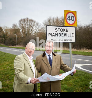 Chef du parti UKIP Nigel Farage (R) sur la photo où HS2 va traverser une route importante à Stoke Mandeville avec Chris Adams (L) Banque D'Images