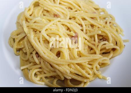 Le plat traditionnel italien, pâtes Spaghetti carbonara "' avec du bacon et des œufs Banque D'Images