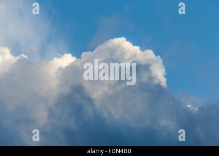 Les nuages de tempête sur les montagnes d'organes bâtiment-Monument National des pics du désert dans le désert de Chihuahuan, New Mexico, USA Banque D'Images