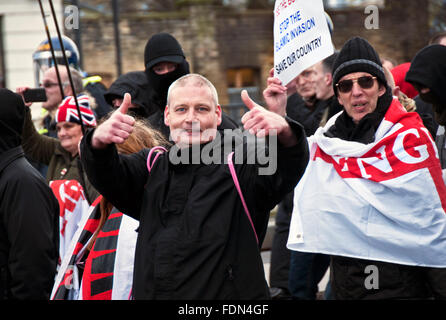 Groupes de droite en prenant part à un anti-réfugiés Anti-Immigration rassemblement organisé par le Front National Dover Kent 30 janvier, 2016 Banque D'Images