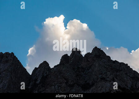 Les nuages de tempête sur les montagnes d'organes bâtiment-Monument National des pics du désert dans le désert de Chihuahuan, New Mexico, USA Banque D'Images