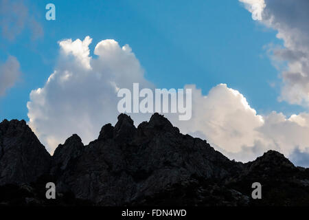 Les nuages de tempête sur les montagnes d'organes bâtiment-Monument National des pics du désert dans le désert de Chihuahuan, New Mexico, USA Banque D'Images