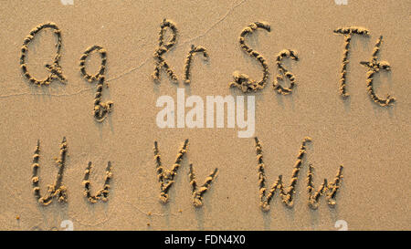 Lettres de l'alphabet écrit sur plage de sable fin (de Q à W) Banque D'Images