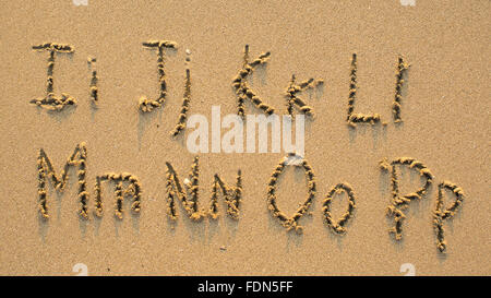 Lettres de l'alphabet écrit sur plage de sable fin (de I à P) Banque D'Images