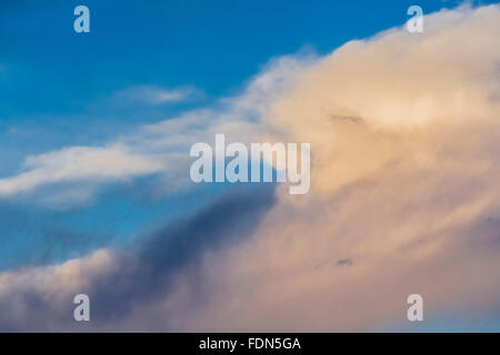 Les nuages de tempête sur les montagnes d'organes bâtiment-Monument National des pics du désert dans le désert de Chihuahuan, New Mexico, USA Banque D'Images