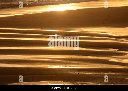 Le coucher du soleil et ripple patterns sur le sable à Bournemouth, Royaume-Uni, beach Banque D'Images