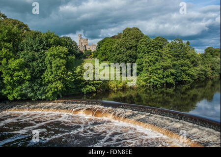 Weir sur la rivière Wenning à Hornby dans le Lancashire Banque D'Images