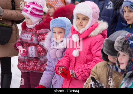 Volgograd, Russie - 7 janvier 2016 : Deux filles se tenir dans une foule d'enfants sur un petit bassin pour les nouvelles années célébration dans la pl Banque D'Images