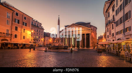 Rome, Italie : Le Panthéon au lever du soleil Banque D'Images