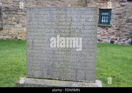 Pierre tombale gravée de William Billinge de Longnor qui est né dans un champ de maïs et est mort à l'âge de 112 Banque D'Images