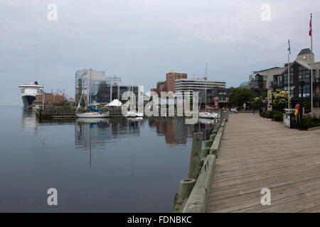 Les quais en bois près du front de mer, à Halifax, au Canada. Les quais sont un héritage de l'échange de marchandises dans la capitale de la Nouvelle-Écosse. Banque D'Images