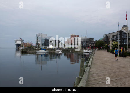 Un homme reprend sa course sur le quais en bois près du front de mer, à Halifax, au Canada. Les quais sont un héritage de l'échange de marchandises dans la Nova Banque D'Images