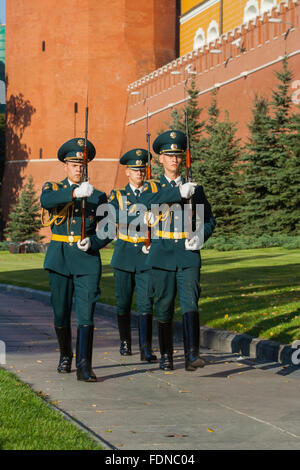 Changement de la garde sur la Tombe du Soldat inconnu par le mur du Kremlin Alexander en jardins, Moscou, Russie Banque D'Images