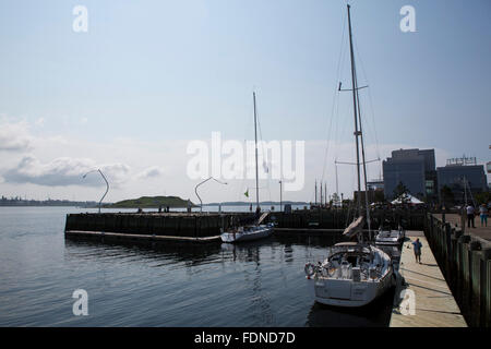 Yachts amarrés par des quais en bois au bord de l'eau à Halifax, au Canada. Banque D'Images