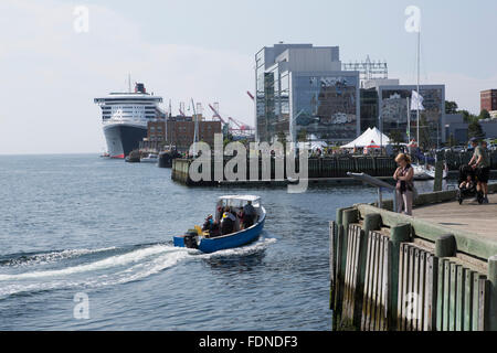 Le Queen Mary 2 quais en bois par amarrés au bord de l'eau à Halifax, au Canada. Banque D'Images