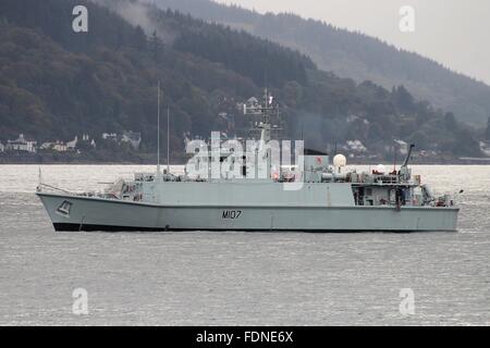 Le HMS Pembroke (M107), une classe de Sandown, destiné au chasseur de la Marine royale, sur son voyage au début de 142 Joint Warrior Banque D'Images
