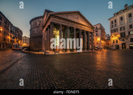 Rome, Italie : Le Panthéon au lever du soleil Banque D'Images