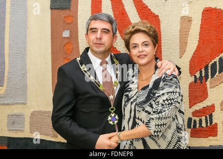 Brasilia, Brésil. 1er février, 2016. Image fournie par la présidence du Brésil montre la présidente du Brésil, Dilma Rousseff (R) posant avec son homologue bulgare Rosen Plevneliev (L) après une réunion à Brasilia, Brésil, le 1 février 2016. © Roberto Stuckert Filho/Présidence du Brésil/Xinhua/Alamy Live News Banque D'Images