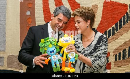 Brasilia, Brésil. 1er février, 2016. Image fournie par la présidence du Brésil montre la présidente du Brésil, Dilma Rousseff (R) donnant à son homologue bulgare Rosen Plevneliev (L) les poupées des mascottes des Jeux Olympiques de Rio 2016 au cours d'une réunion à Brasilia, Brésil, le 1 février 2016. © Roberto Stuckert Filho/Présidence du Brésil/Xinhua/Alamy Live News Banque D'Images