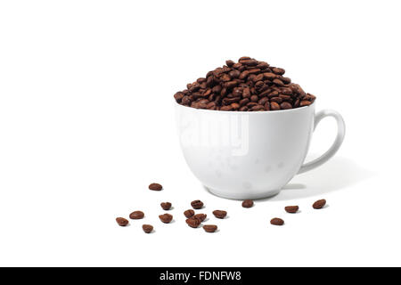 Portrait d'une tasse de café d'une débordante de café en grains Banque D'Images