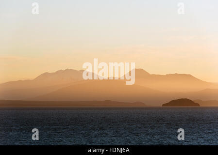 Coucher de soleil sur le lac Taupo, île du Nord, Nouvelle-Zélande Banque D'Images