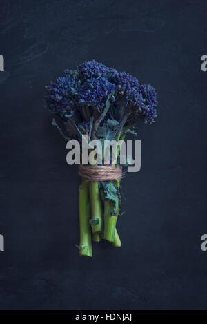 Un tas de Purple Sprouting brocoli Banque D'Images