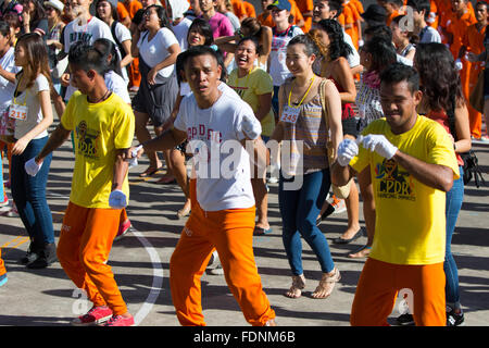 La famille et les visiteurs sont autorisés à se joindre à la danse avec les détenus de la détention provincial de Cebu et centre de réadaptation, Cebu City, Philippines Banque D'Images