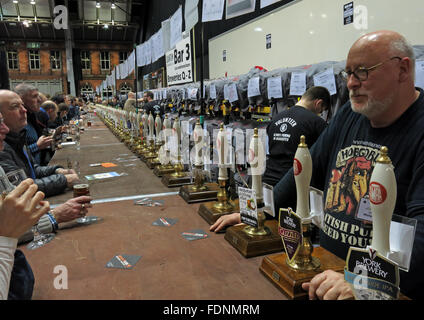 Au bar du Manchester Central CAMRA Winter Beer Festival 2016, Lancs, Angleterre, Royaume-Uni Banque D'Images