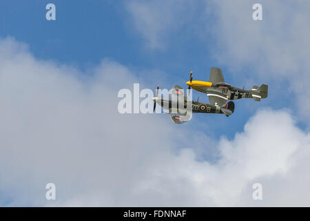 Spitfire et Mustang à Goodwood Revival Banque D'Images