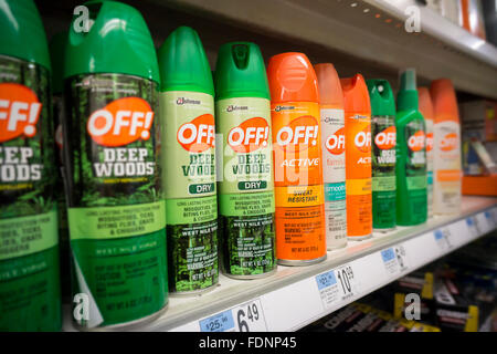 Conteneurs de OFF ! Marque un insectifuge sur une étagère de magasin à New York, le jeudi 28 janvier, 2016. L'Organisation mondiale de la santé prévient que le moustique Aedes aegypti Zika virus se propage rapidement et peut maintenant être trouvés d'Argentine vers le sud des États-Unis. Le virus peut provoquer une microcéphalie et d'autres problèmes chez le fœtus lorsque contracté par des femmes enceintes. (© Richard B. Levine) Banque D'Images