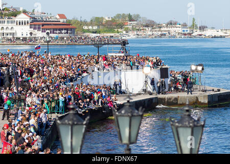 Sébastopol, en Crimée - Mai 9, 2015 : beaucoup de gens à regarder le défilé en l'honneur du 70e anniversaire du Jour de la victoire le 9 mai 2 Banque D'Images