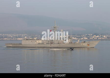 TCG Gökova, une frégate de classe Gabya de la marine turque, passe Gourock avant de participer à l'exercice Joint Warrior 15-1. Banque D'Images