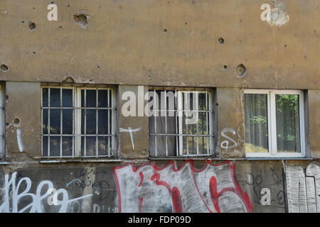 Les dommages causés par une balle marquée apartment building in Sarajevo fournit un rappel de la guerre de Bosnie Banque D'Images
