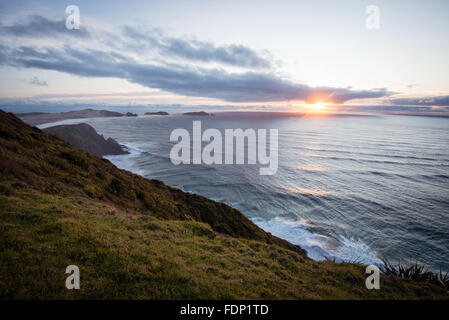 Coucher du soleil au-dessus de la mer de Tasman vu de Cape Reinga, île du Nord, Nouvelle-Zélande Banque D'Images