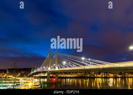 Lumière sur les sentiers Train Tilikum Crossing Bridge sur la rivière Willamette à Portland Oregon au cours de Soir Heure Bleue Banque D'Images